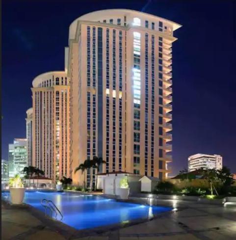 Luxury Bgc Condo In Taguig, Mckinley - Covered Parking And Wifi Free מראה חיצוני תמונה